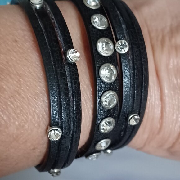 NWT PAPARAZZI BLACK RHINESTONE SNAP BRACELET - Picture 1 of 1